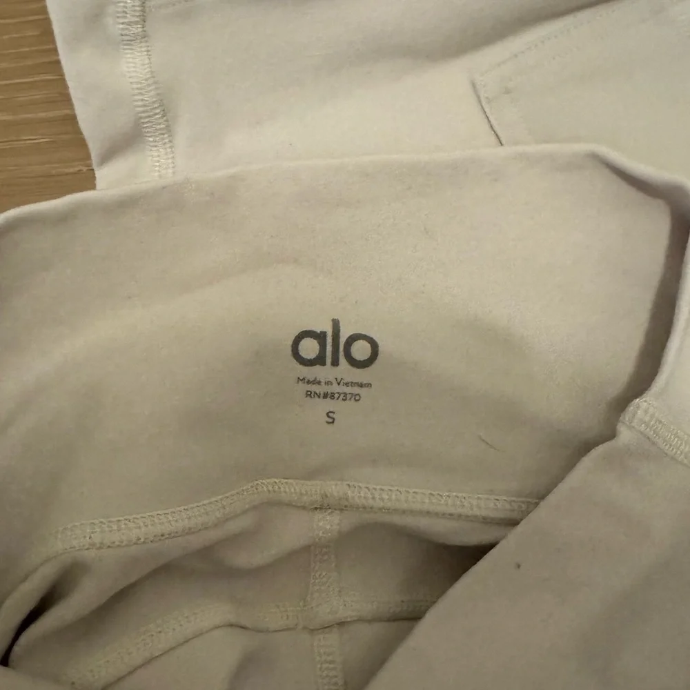 ALO High-Waisted Cargo Leggings in Bone